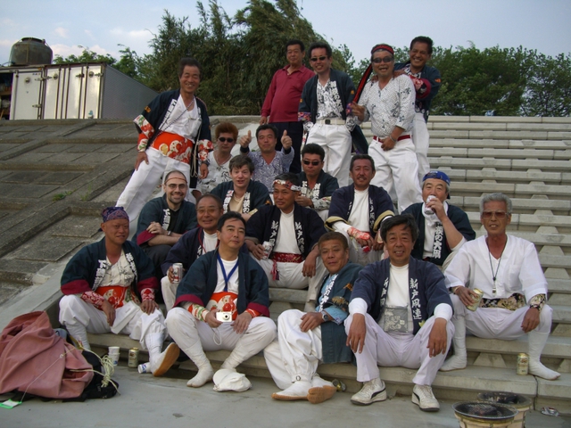 凧あげの男たち (Click to enlarge)