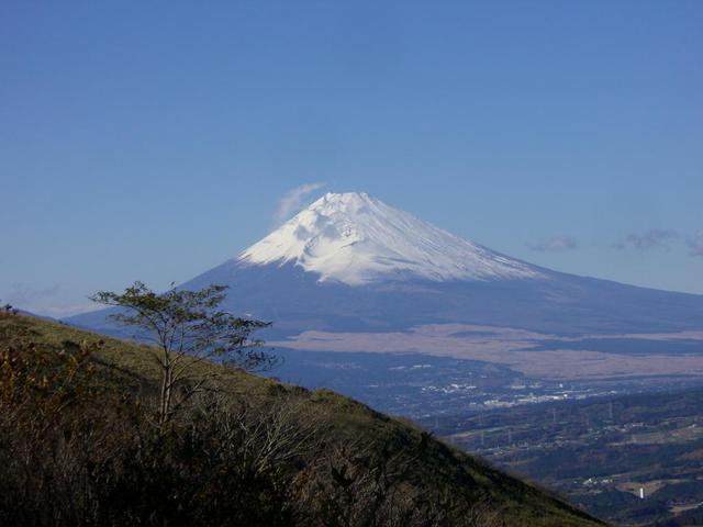 Fuji as seen from the Izu Skyline (on a really nice day) (Click to enlarge)